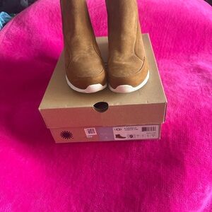 🏷️NWT - UGG - Laurelle Ankle Boots